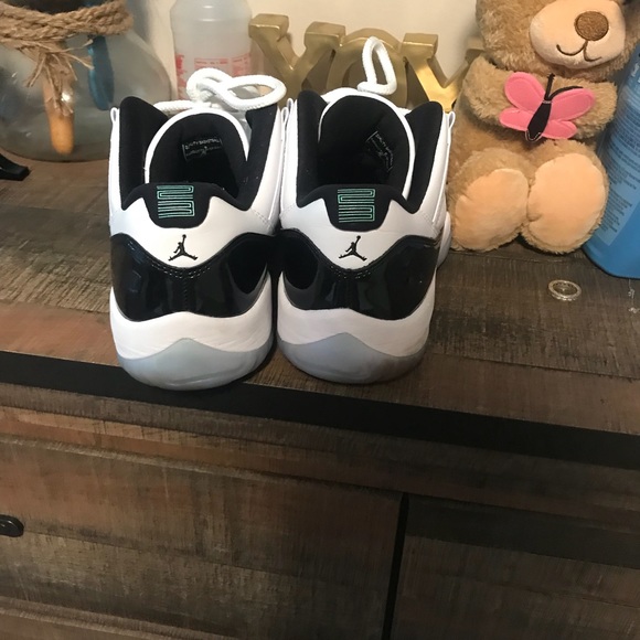 Air Jordan Retro 11 Low Emerald - Picture 3 of 5